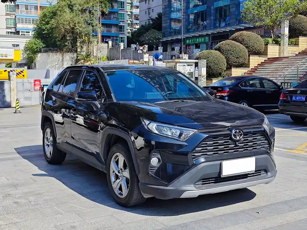 Toyota RAV4 — фото 3