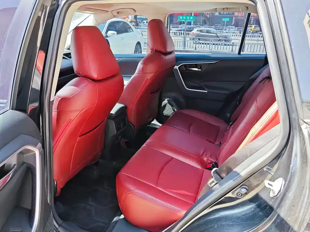 Toyota RAV4 — фото 6