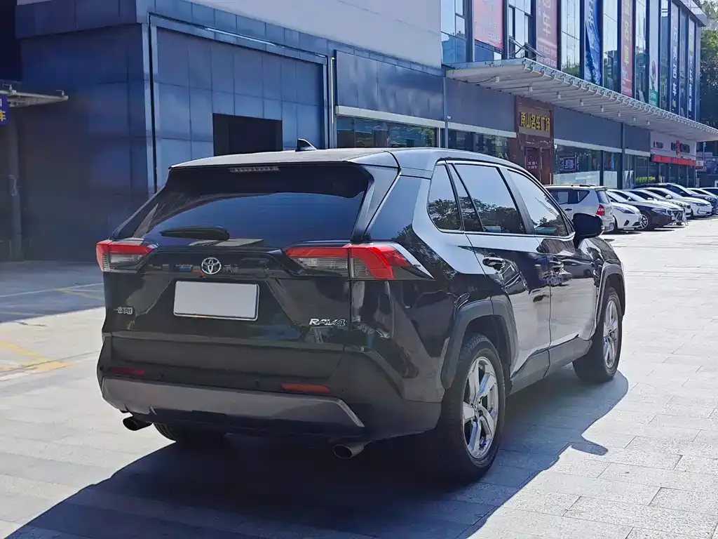 Toyota RAV4 — фото 7