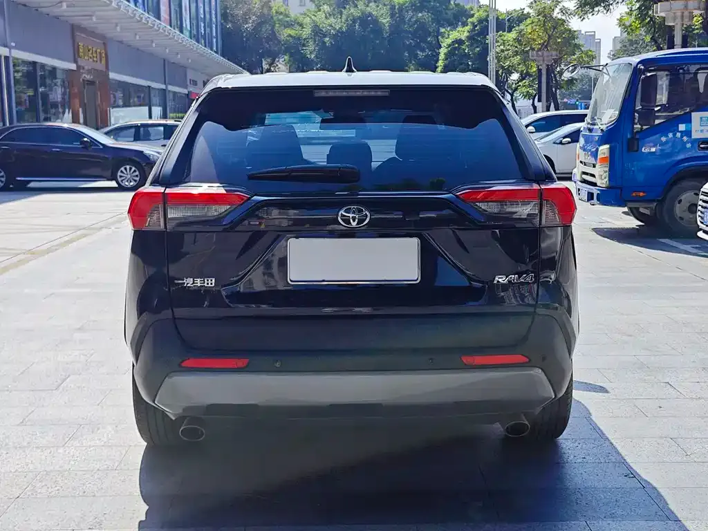 Toyota RAV4 — фото 8