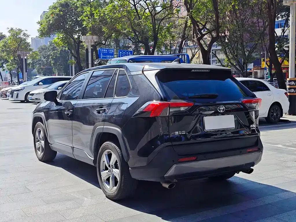 Toyota RAV4 — фото 9