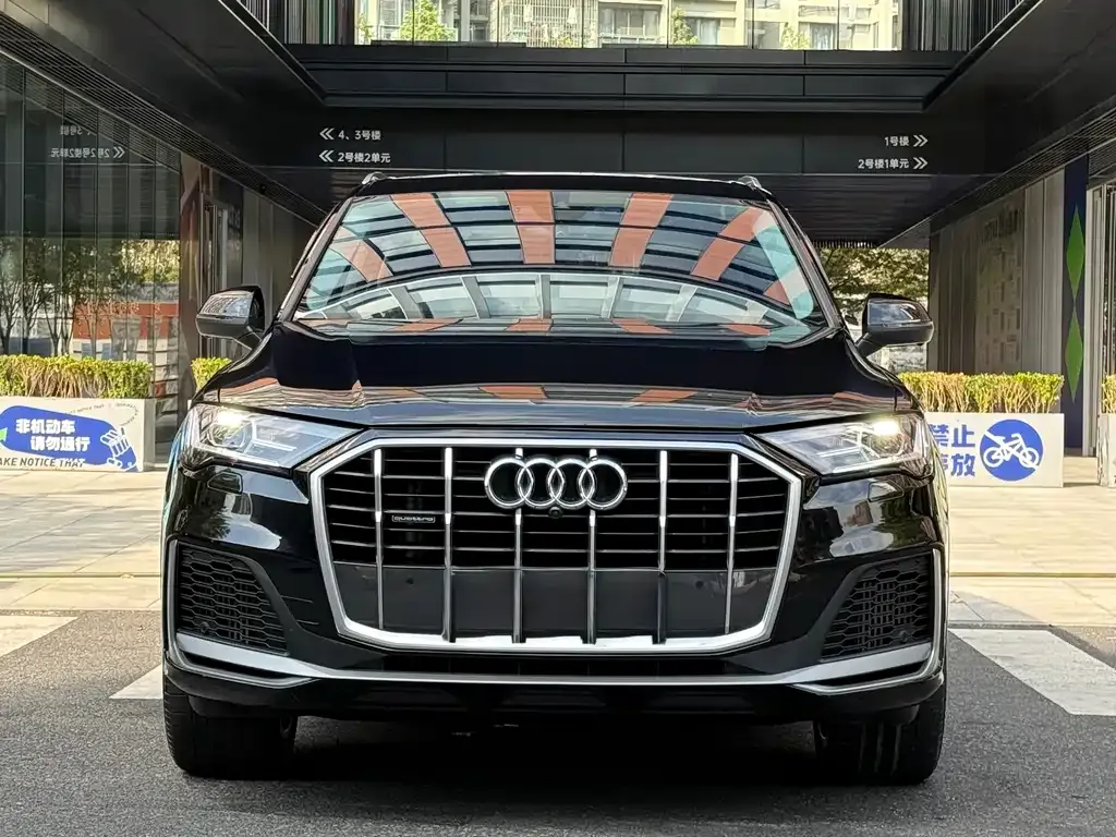 Audi Q7 2023 из CN, фото 2