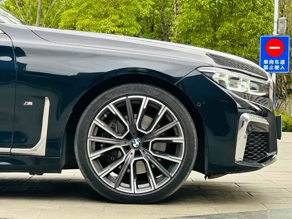 BMW 7 Series — фото 10