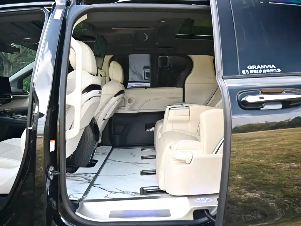 Toyota Granvia 2024 из CN, фото 4