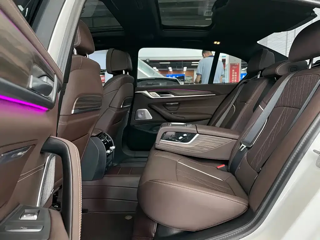 BMW 5 Series 2023 из CN, фото 8