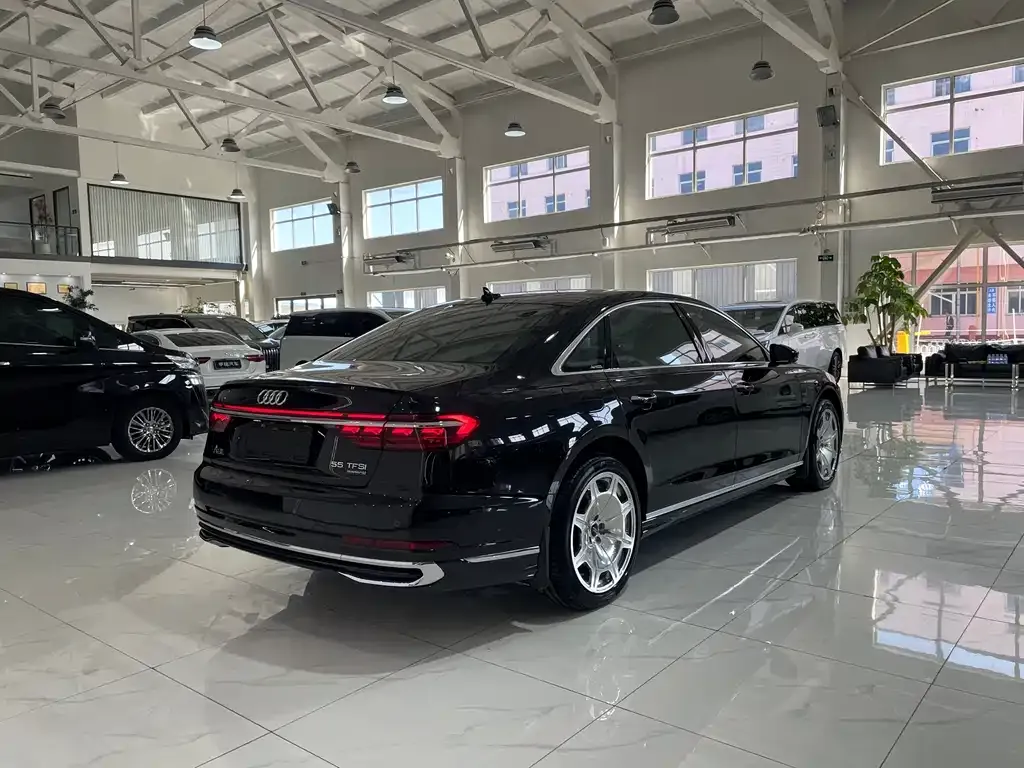 Audi A8 — фото 6