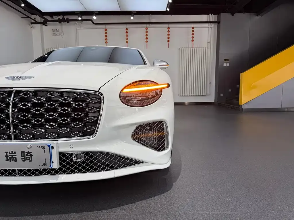 Bentley Continental PHEV 2025 из CN, фото 10
