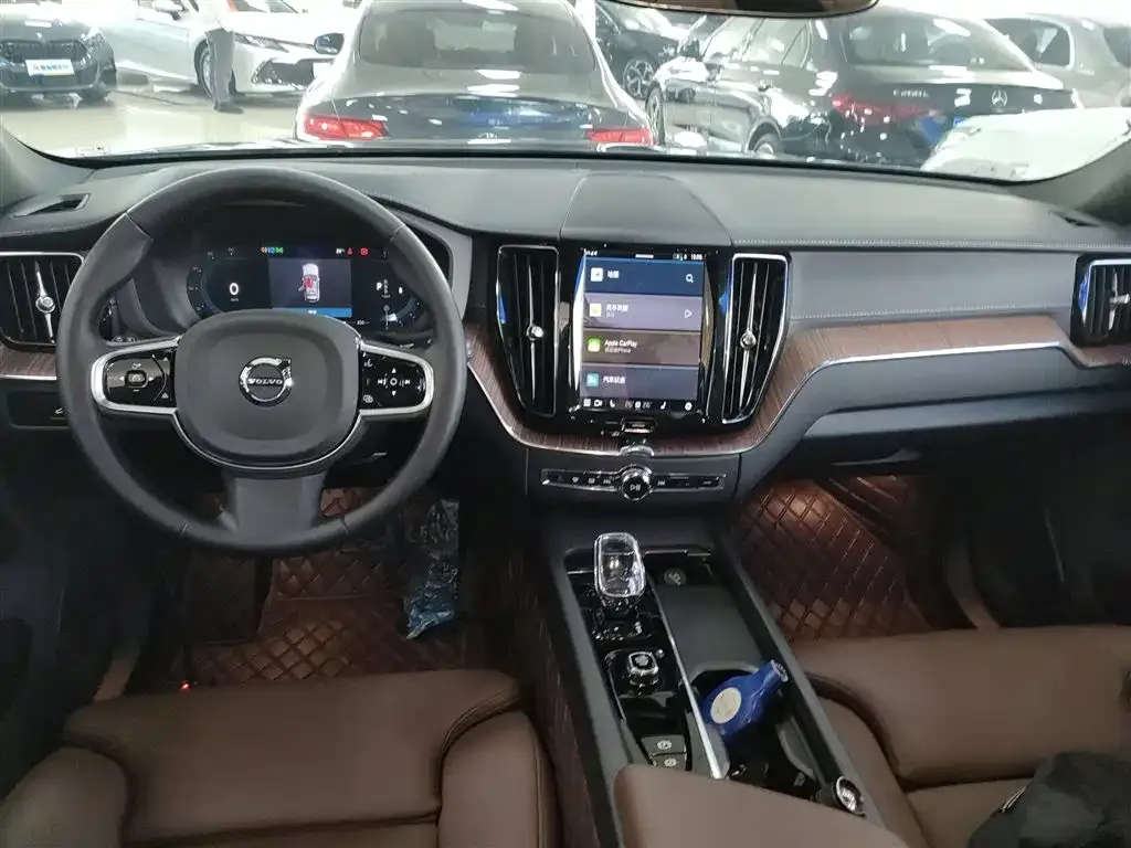 Volvo XC60 — фото 10