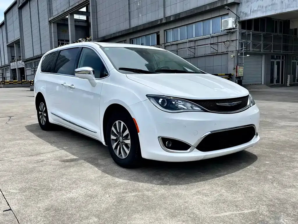 Chrysler Grand Voyager PHEV (Import) — фото 2