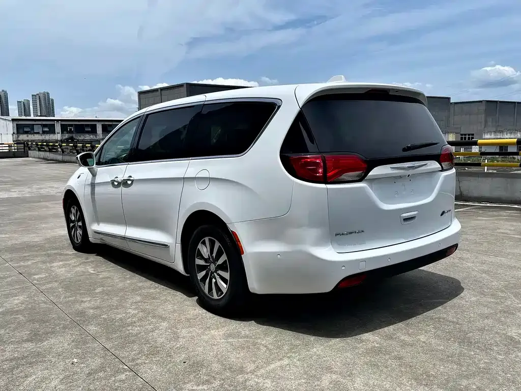 Chrysler Grand Voyager PHEV (Import) — фото 7