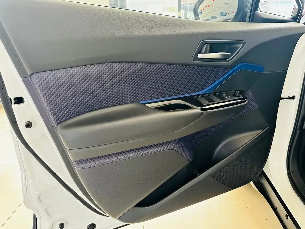 Toyota C-HR — фото 9