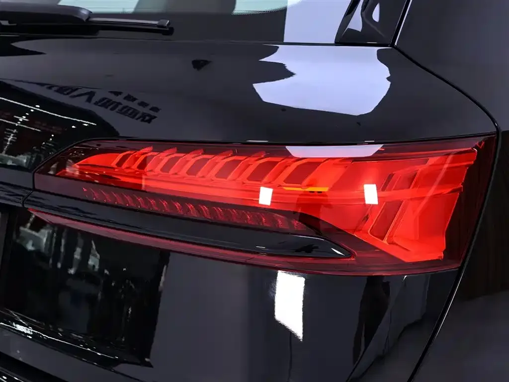 Audi Q7 2024 из CN, фото 9