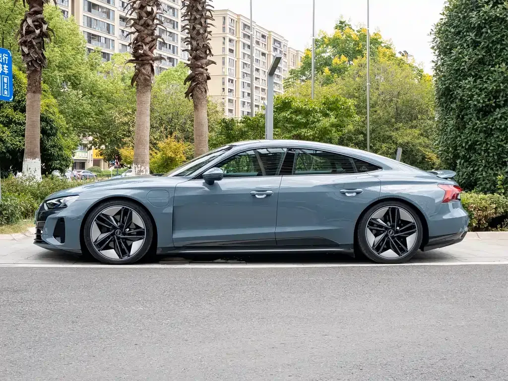 Audi e-tron GT — фото 3
