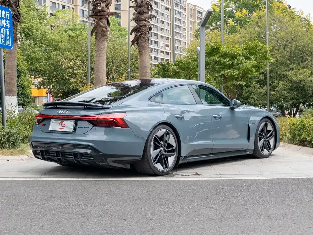 Audi e-tron GT — фото 4