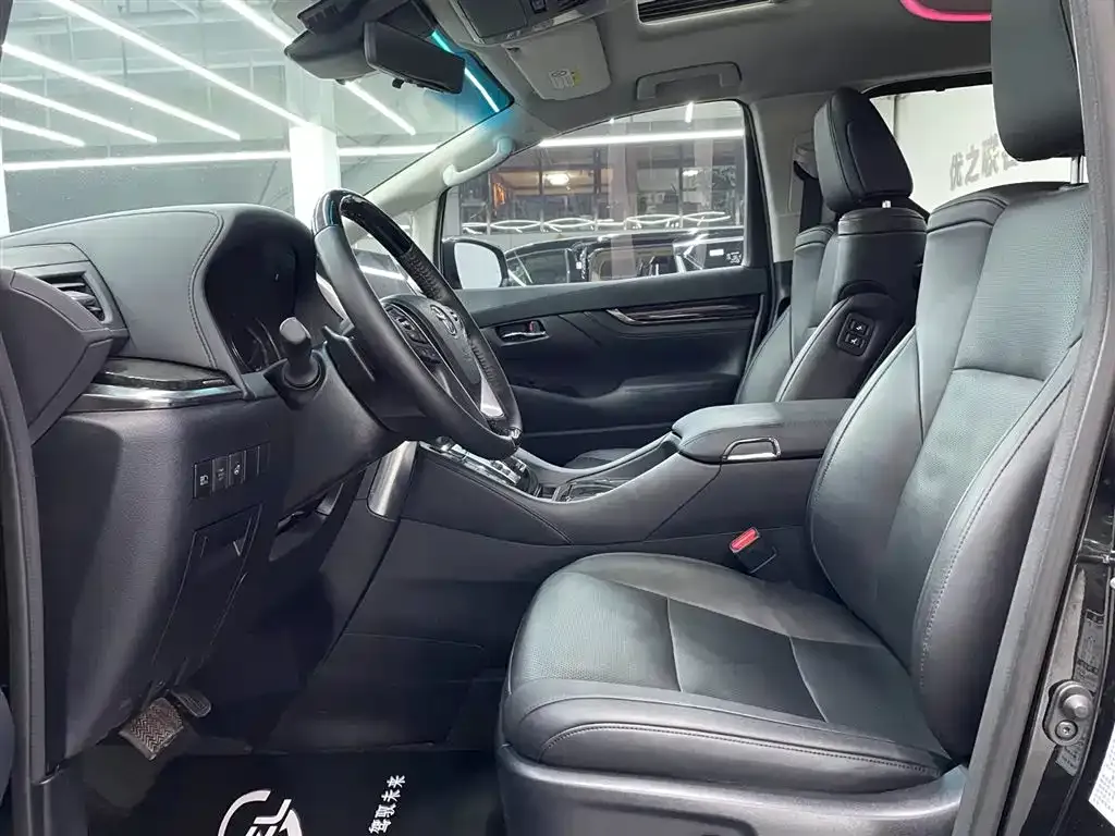 Toyota Vellfire — фото 8