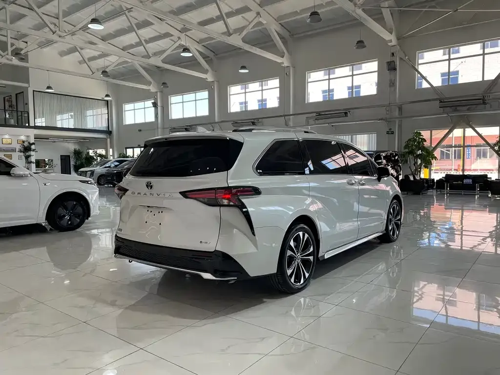 Toyota Granvia 2024 из CN, фото 6