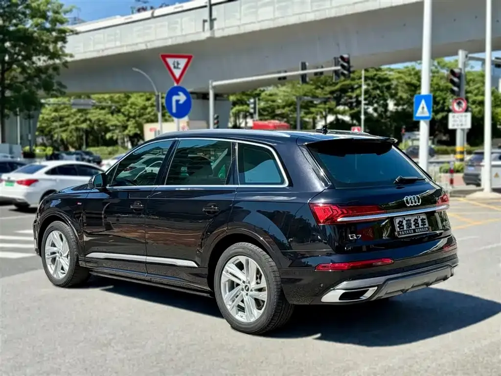 Audi Q7 2021 из CN, фото 4