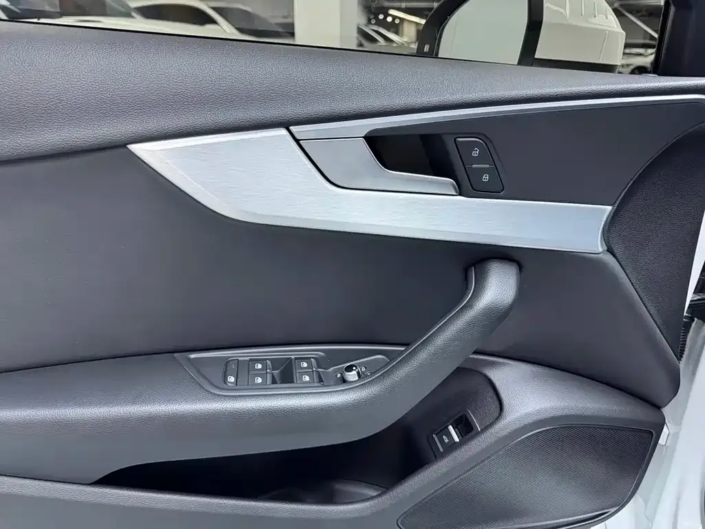Audi A4L 2022 из CN, фото 4