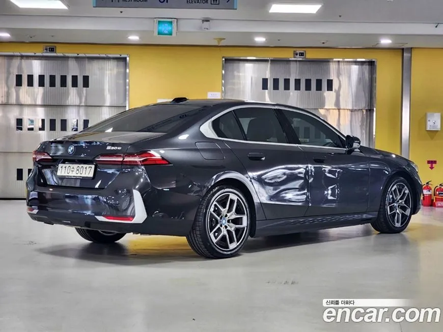 BMW 5-Series 2025 из KR, фото 2