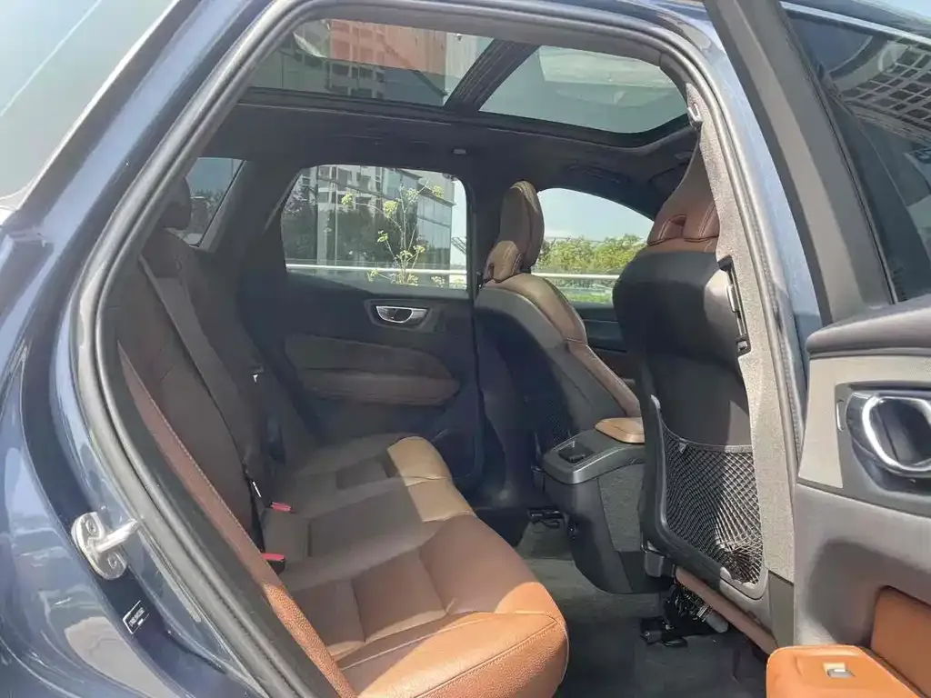 Volvo XC60 2023 из CN, фото 8