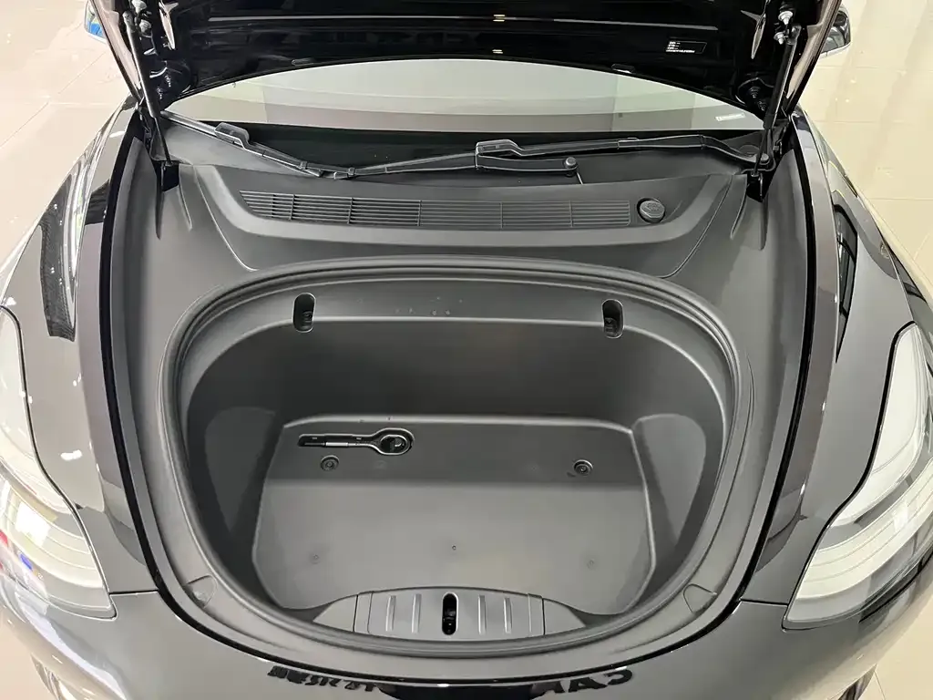 Tesla Model 3 — фото 9