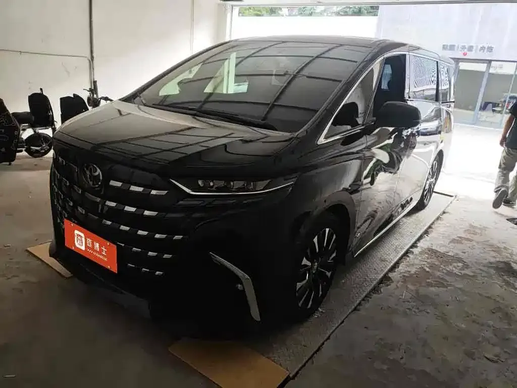 Toyota Alphard — фото 1