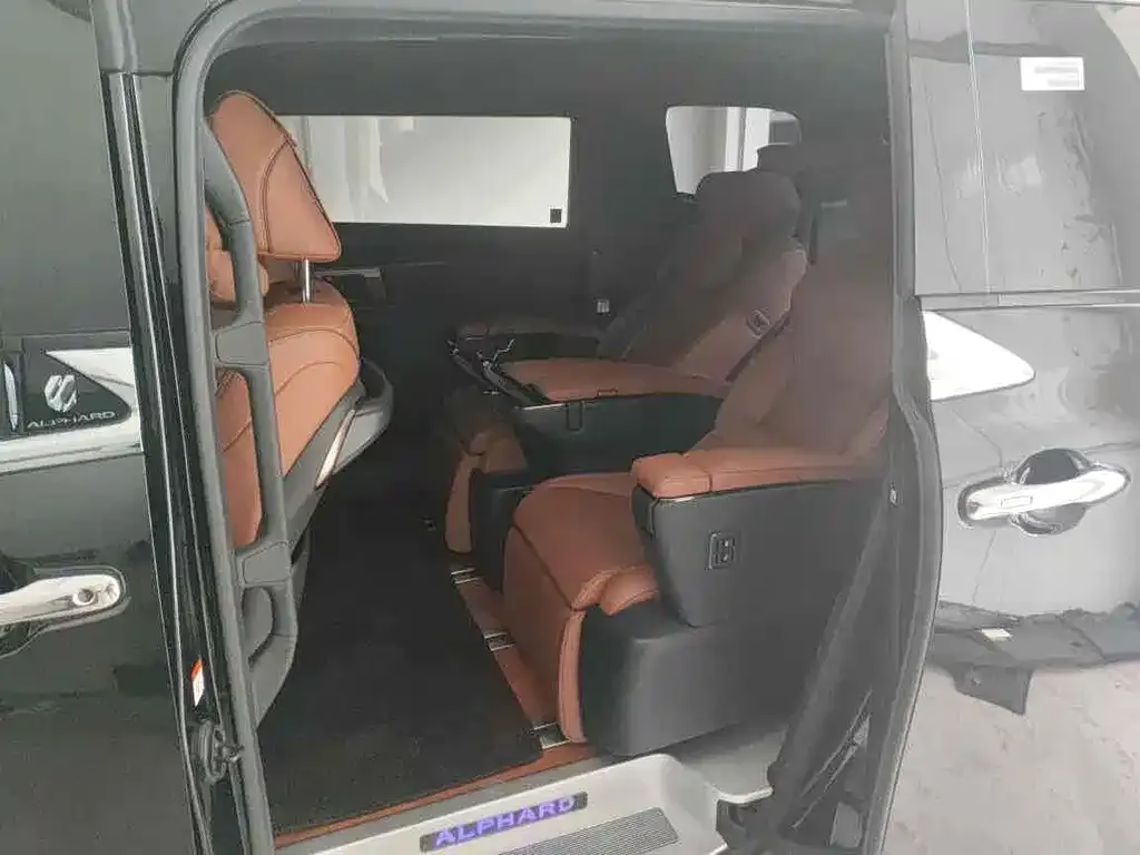Toyota Alphard — фото 7