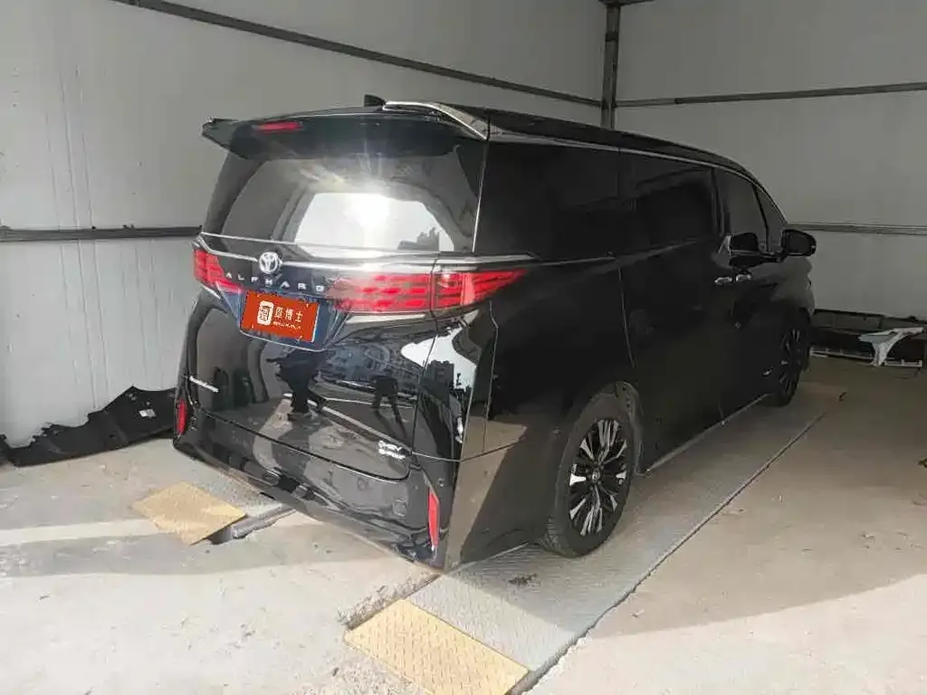 Toyota Alphard — фото 8