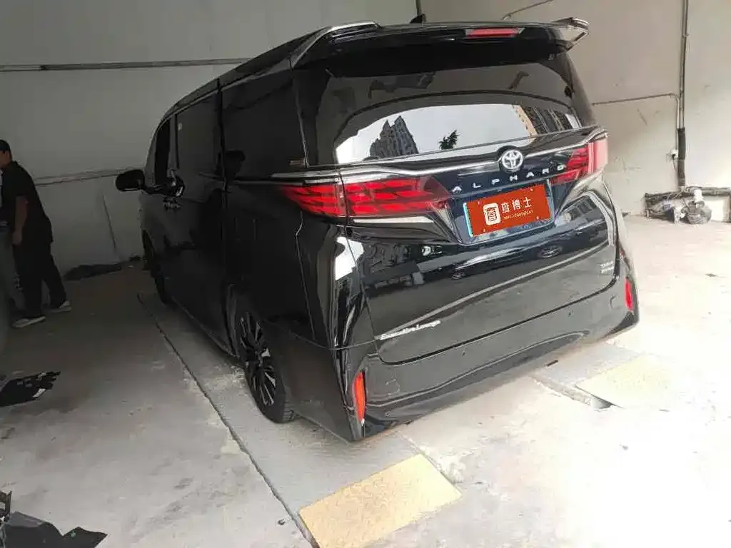 Toyota Alphard — фото 9