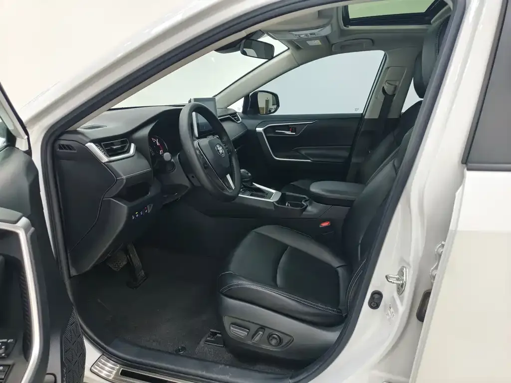 Toyota RAV4 2023 из CN, фото 7