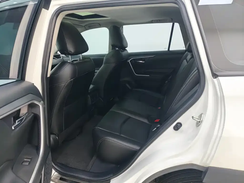 Toyota RAV4 2023 из CN, фото 8