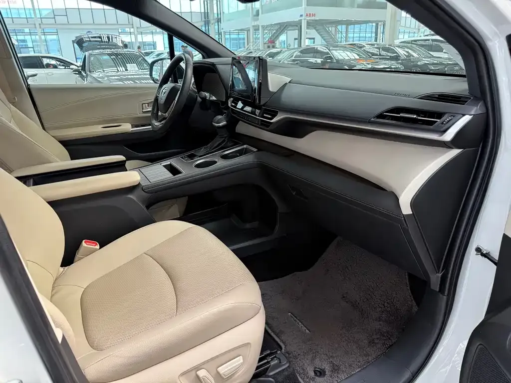 Toyota Sienna 2024 из CN, фото 4