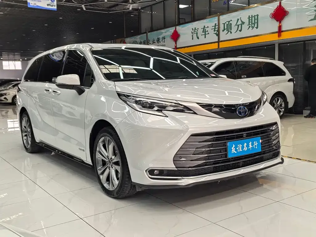 Toyota Sienna 2023 из CN, фото 2