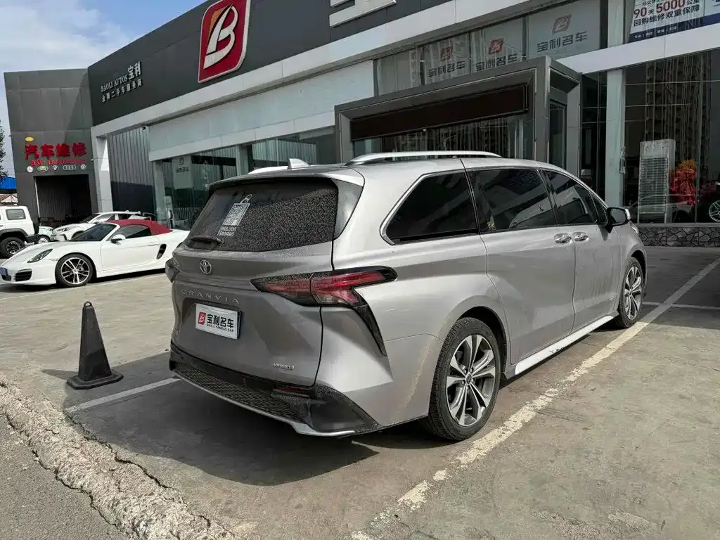 Toyota Granvia 2023 из CN, фото 1