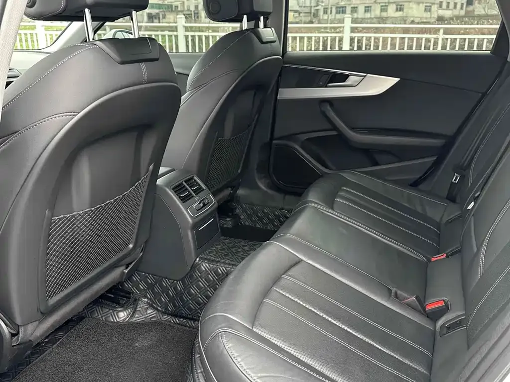 Audi A4L 2022 из CN, фото 8