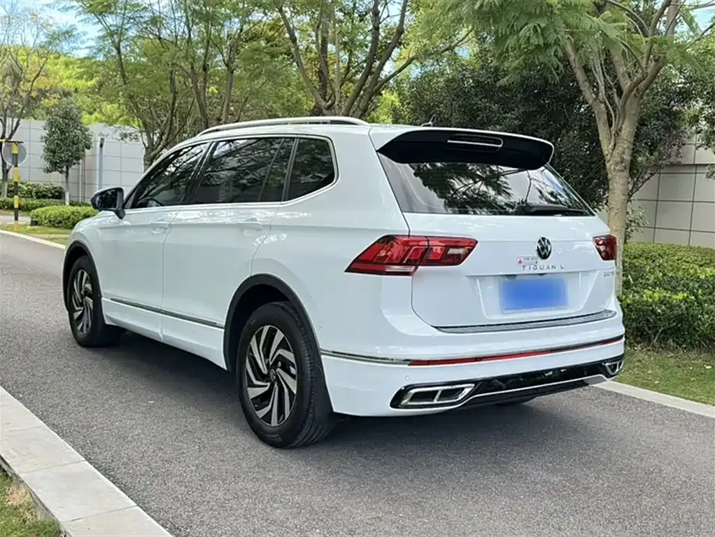 Volkswagen Tiguan L — фото 10
