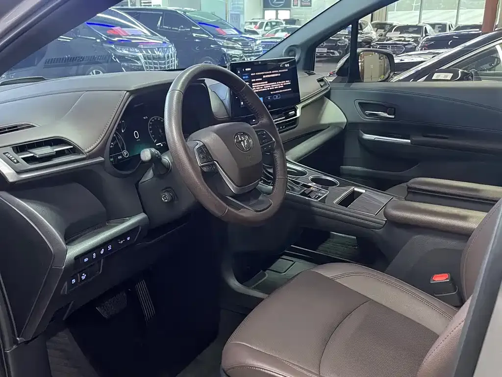 Toyota Granvia 2024 из CN, фото 9