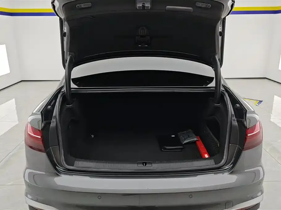 Audi A4L 2022 из CN, фото 4