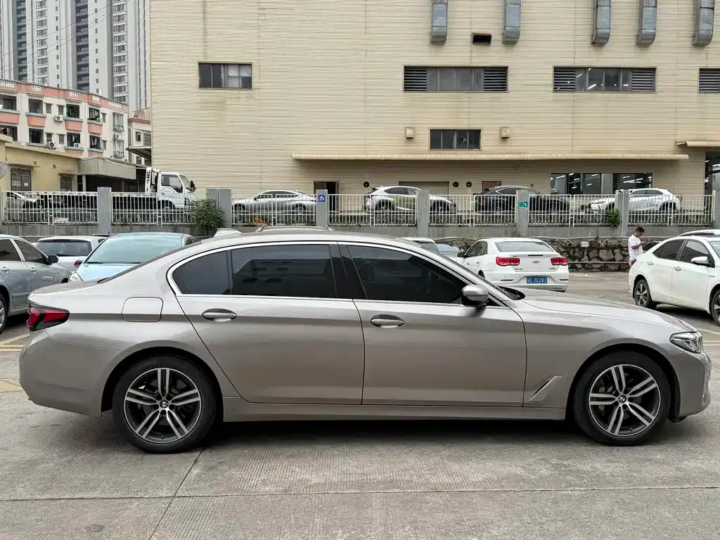 BMW 5 Series 2022 из CN, фото 8