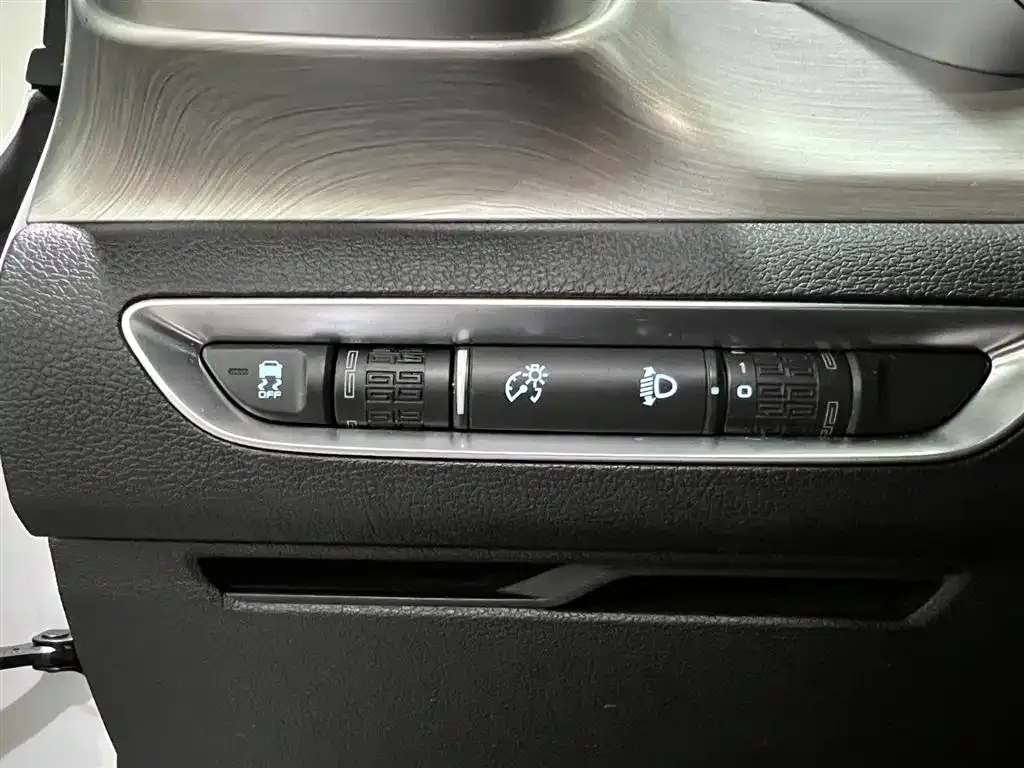 Geely Binyue — фото 10