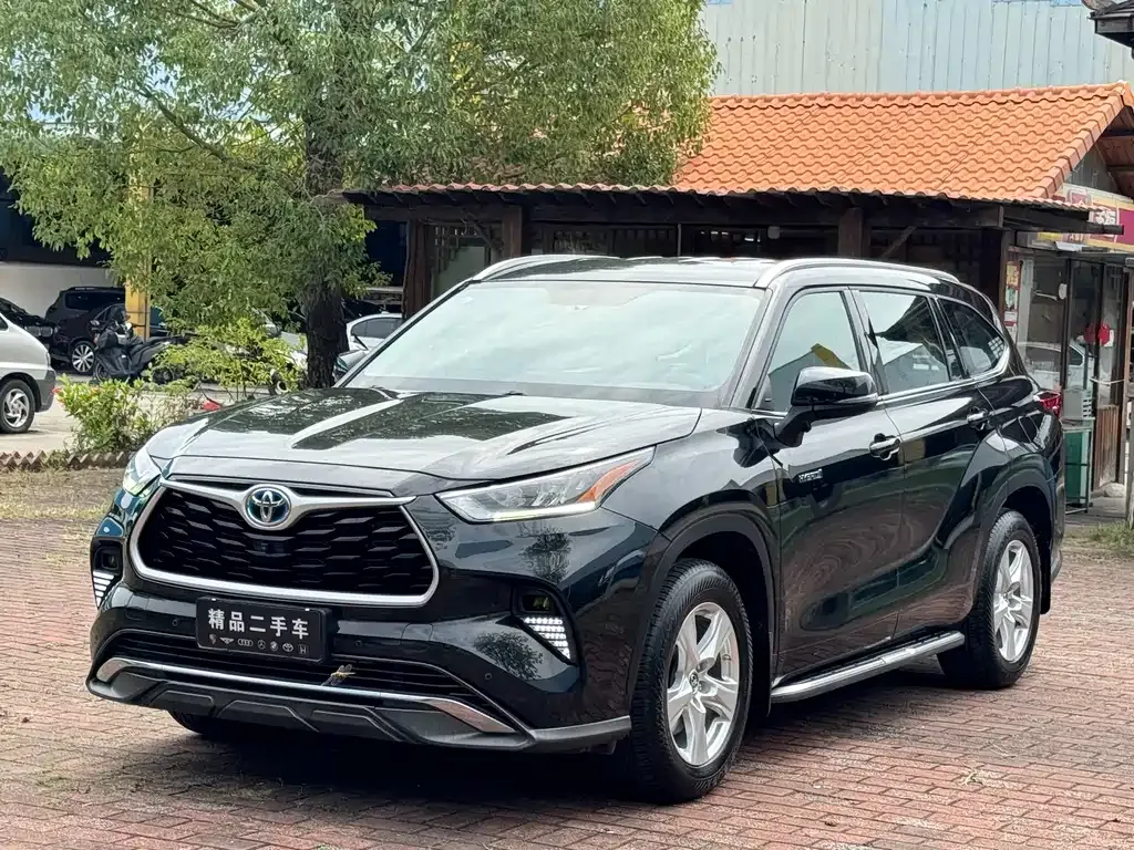Toyota Highlander — фото 1