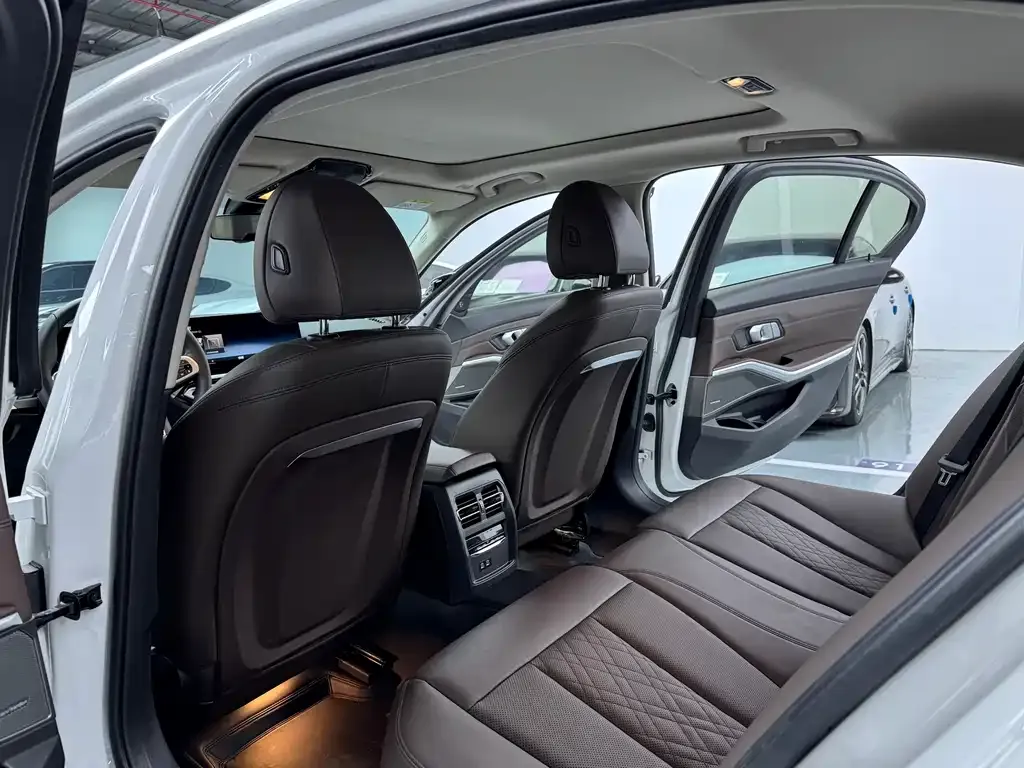 BMW 3 Series 2024 из CN, фото 9