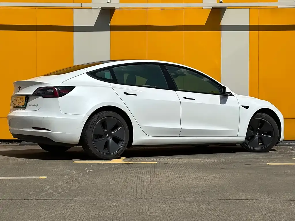 Tesla Model 3 — фото 3