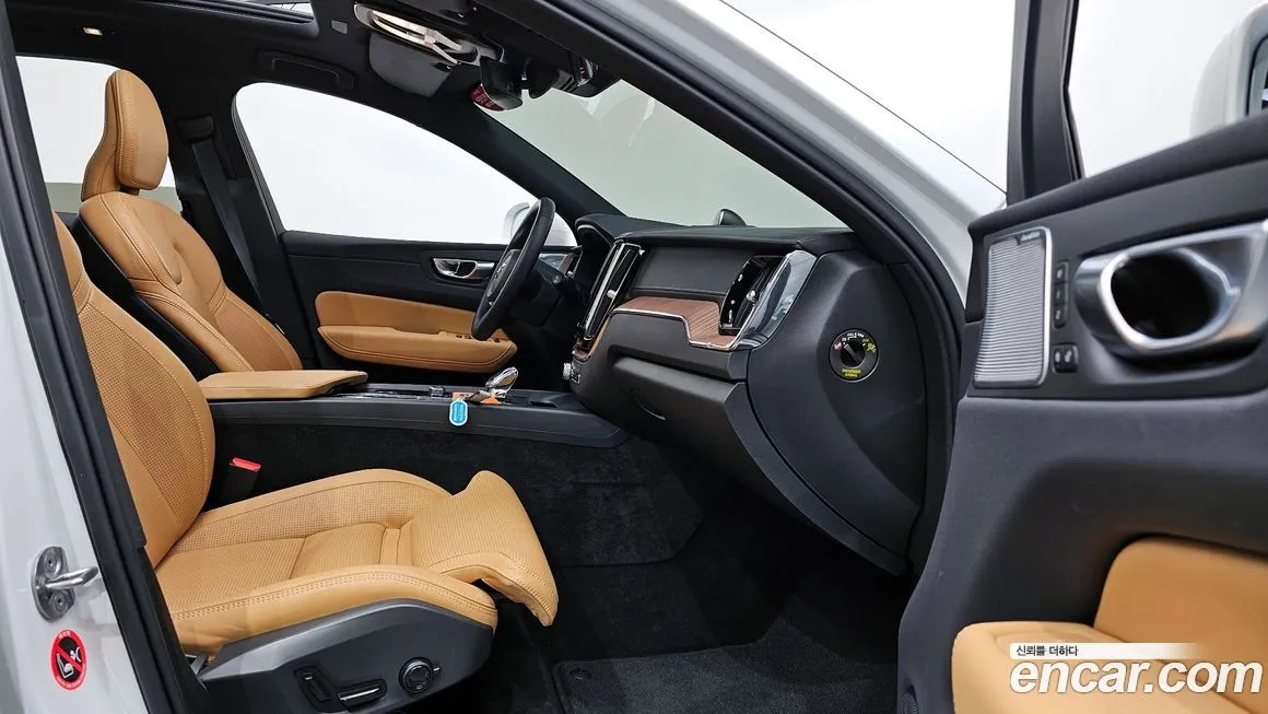Volvo XC60 — фото 10