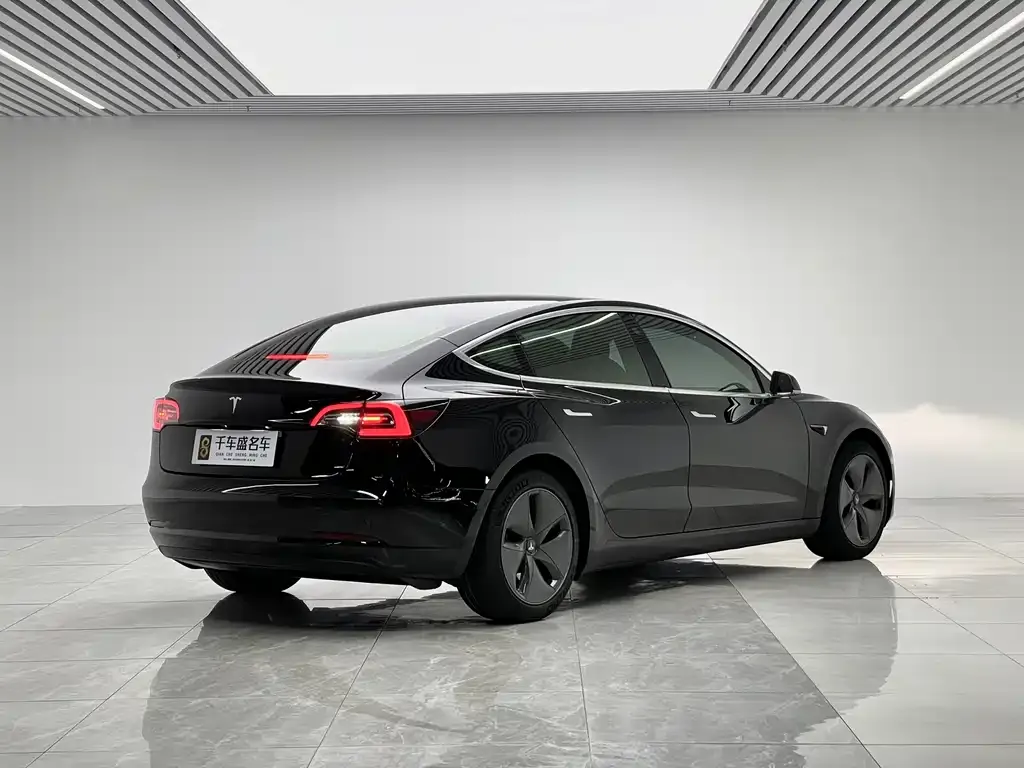 Tesla Model 3 — фото 5