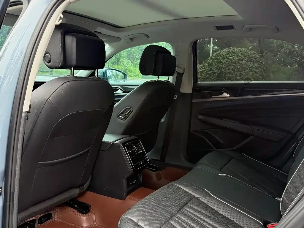 Volkswagen Passat 2023 из CN, фото 10
