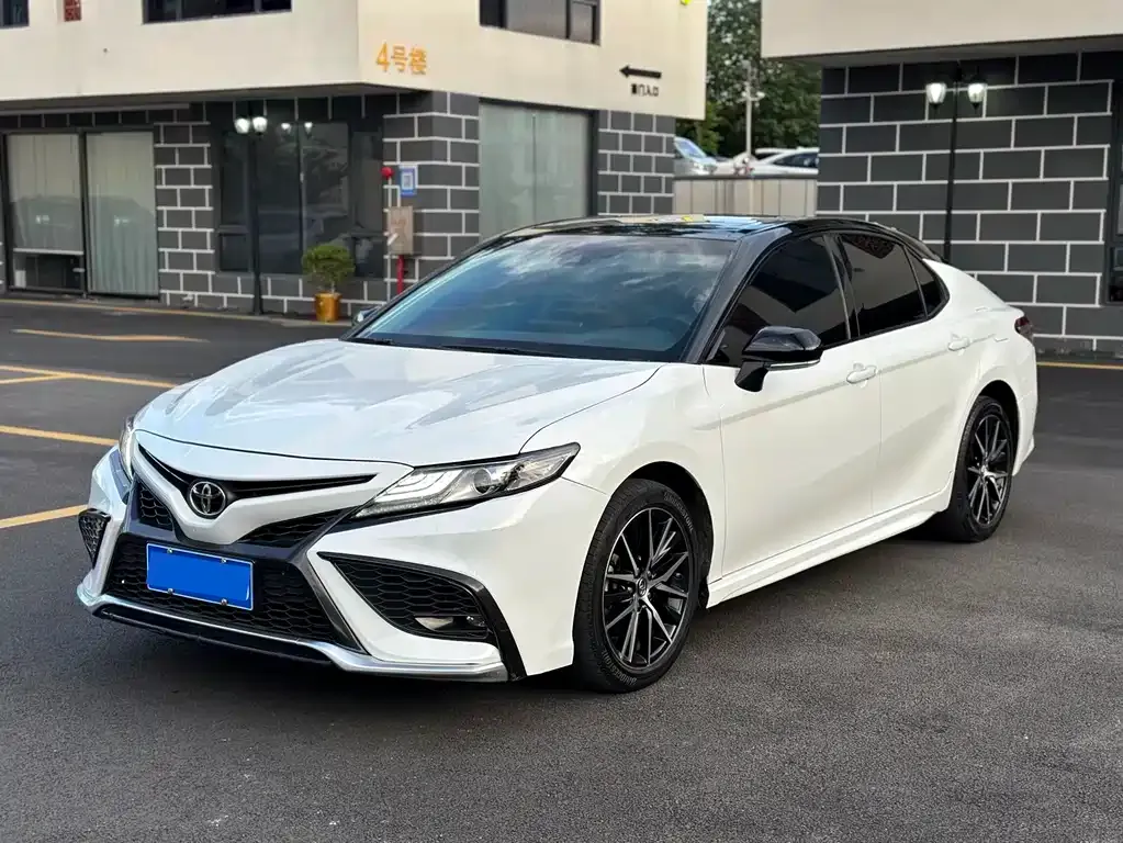 Toyota Camry — фото 1