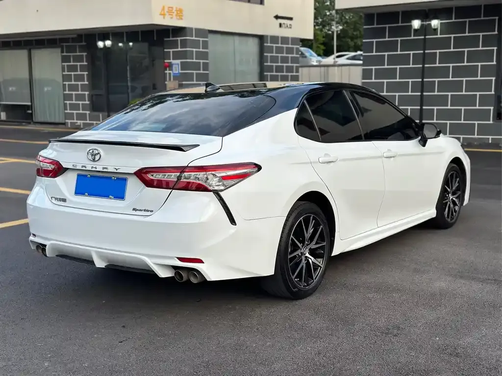 Toyota Camry — фото 10