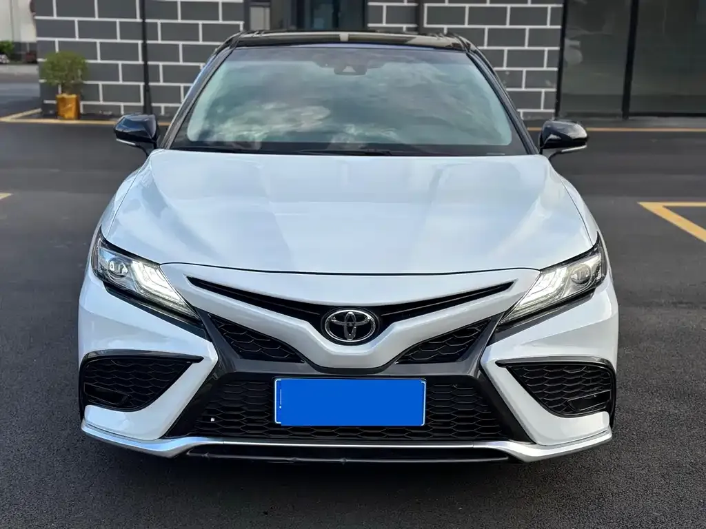 Toyota Camry — фото 2