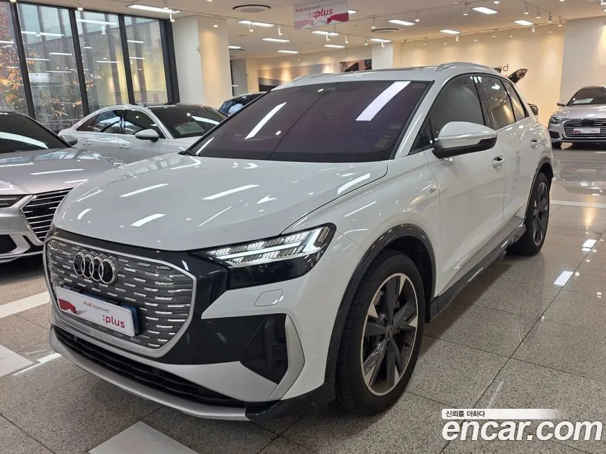 Audi Q4 e-tron — фото 1